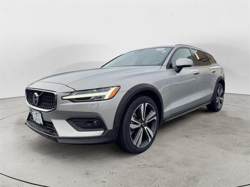 2025 Volvo V60 Cross Country B5 Plus