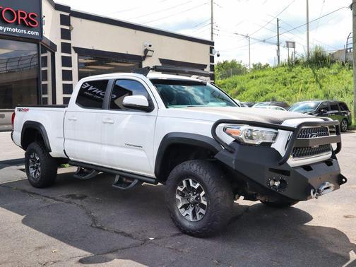 Super White 2018 Toyota Tacoma TRD Off Road