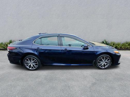 2022 Toyota Camry Hybrid XLE