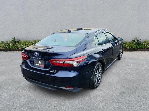 2022 Toyota Camry Hybrid XLE