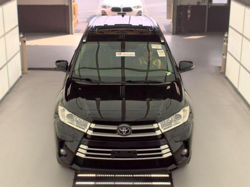 Midnight Black Metallic 2019 Toyota Highlander XLE