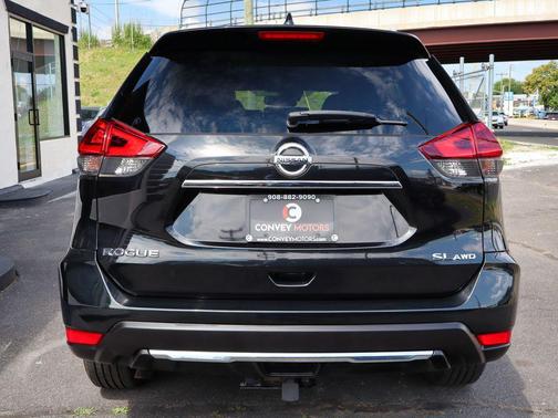 Magnetic Black 2018 Nissan Rogue SL