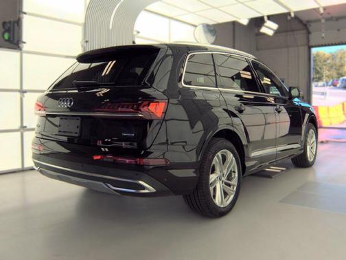 Black 2021 Audi Q7 55 Premium