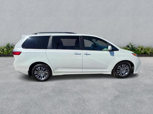2018 Toyota Sienna XLE
