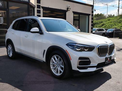 Mineral White Metallic 2023 BMW X5 xDrive40i