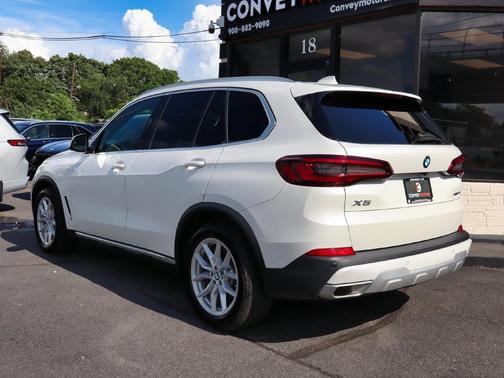 Mineral White Metallic 2023 BMW X5 xDrive40i