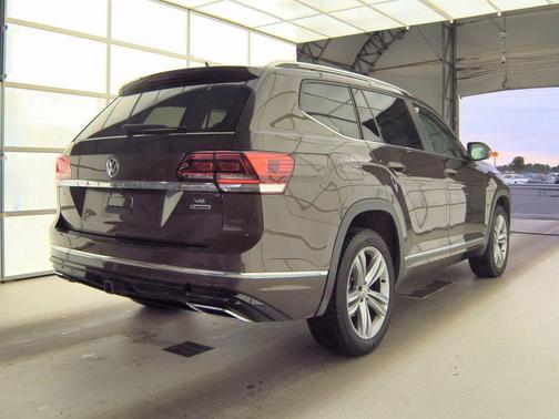 Green 2019 Volkswagen Atlas 3.6L SE w/Technology