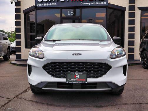 Oxford White 2022 Ford Escape SE