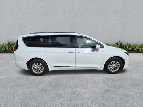 Bright White Clearcoat 2018 Chrysler Pacifica Touring-L