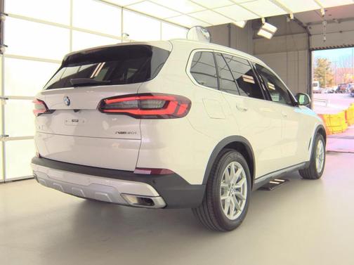 Mineral White Metallic 2023 BMW X5 xDrive40i