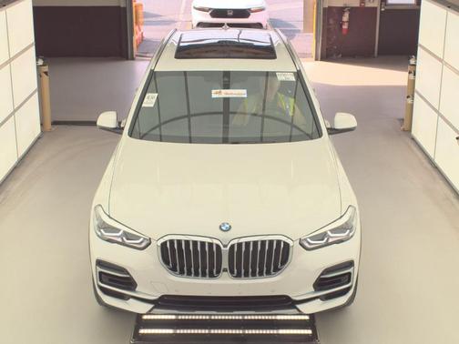 Mineral White Metallic 2023 BMW X5 xDrive40i