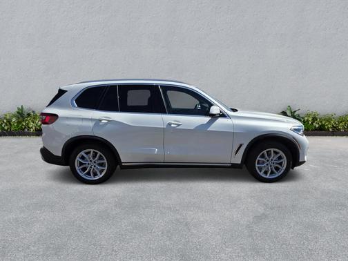 Mineral White Metallic 2023 BMW X5 xDrive40i