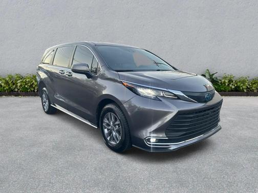 2022 Toyota Sienna XLE 8 Passenger