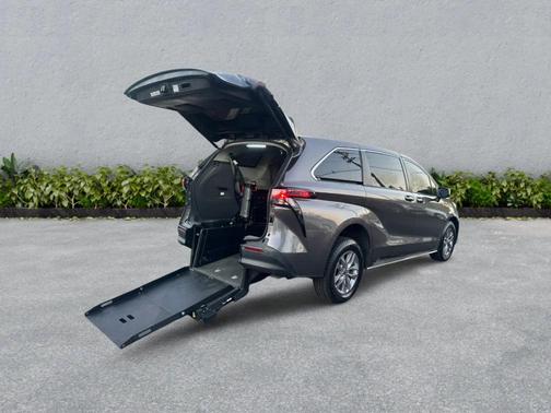 2022 Toyota Sienna XLE 8 Passenger