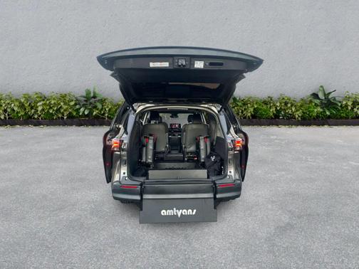 2022 Toyota Sienna XLE 8 Passenger
