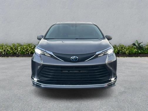 2022 Toyota Sienna XLE 8 Passenger