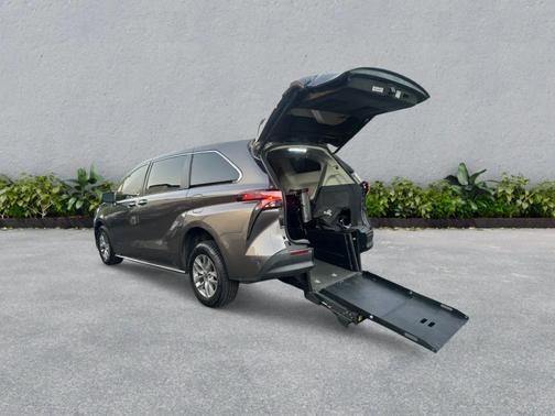 2022 Toyota Sienna XLE 8 Passenger