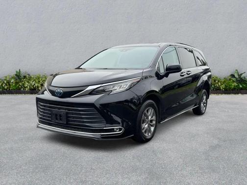 2022 Toyota Sienna XLE 8 Passenger