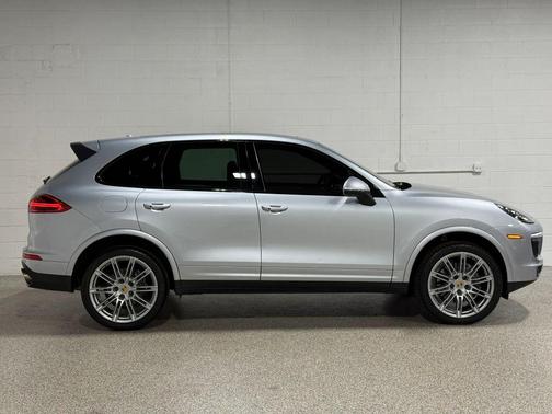 Rhodium Silver Metallic 2018 Porsche Cayenne Platinum Edition