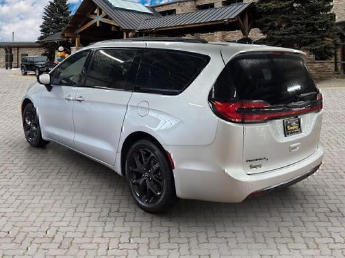 Silver Mist Clearcoat 2026 Chrysler Pacifica L