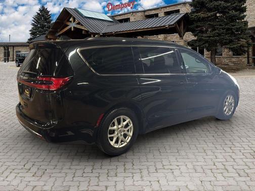 Brilliant Black Crystal Pearlcoat 2022 Chrysler Pacifica Touring L