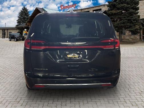 Brilliant Black Crystal Pearlcoat 2022 Chrysler Pacifica Touring L