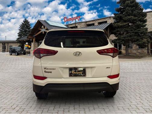 Dazzling White 2017 Hyundai TUCSON SE