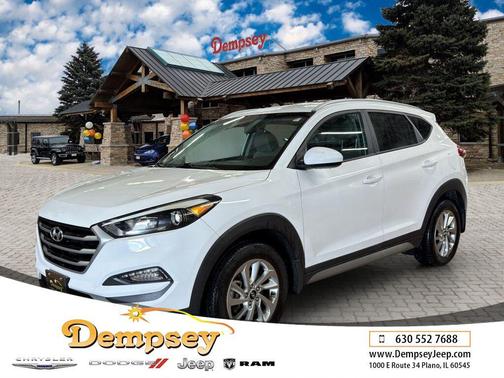 Dazzling White 2017 Hyundai TUCSON SE