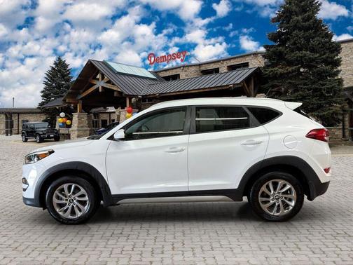 Dazzling White 2017 Hyundai TUCSON SE