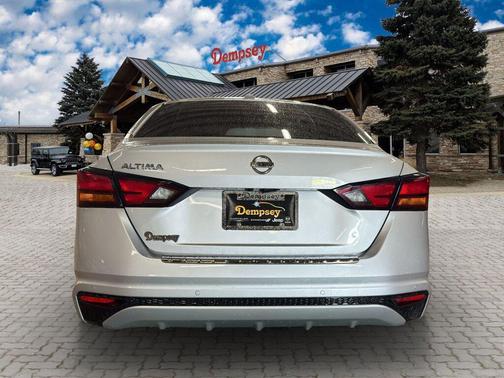 Brilliant Silver Metallic 2022 Nissan Altima 2.5 SV