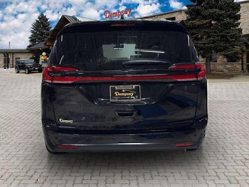 Diamond Black Crystal Pearlcoat 2026 Chrysler Pacifica Limited