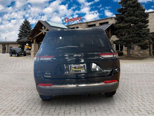 Diamond Black Crystal Pearlcoat 2023 Jeep Grand Cherokee Laredo