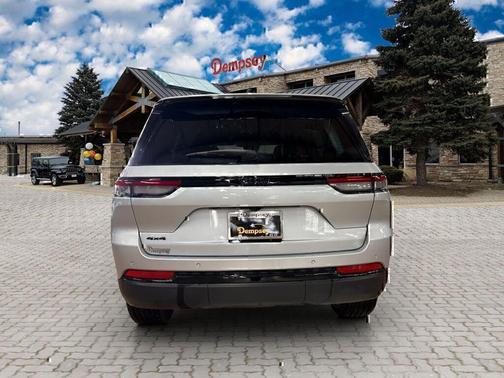 Silver Zynith 2024 Jeep Grand Cherokee Altitude