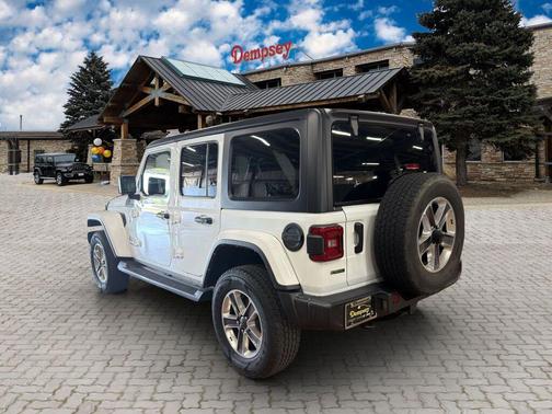 Bright White Clearcoat 2022 Jeep Wrangler Unlimited Sahara