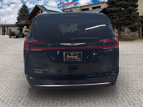 Diamond Black Crystal Pearlcoat 2026 Chrysler Pacifica L