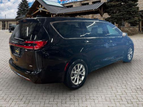 Diamond Black Crystal Pearlcoat 2024 Chrysler Pacifica Touring L