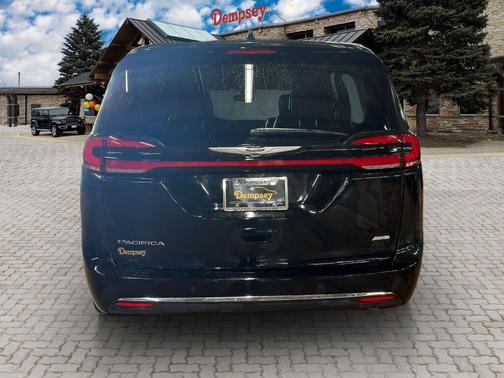 Diamond Black Crystal Pearlcoat 2024 Chrysler Pacifica Touring L
