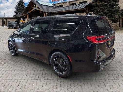 Diamond Black Crystal Pearlcoat 2026 Chrysler Pacifica L