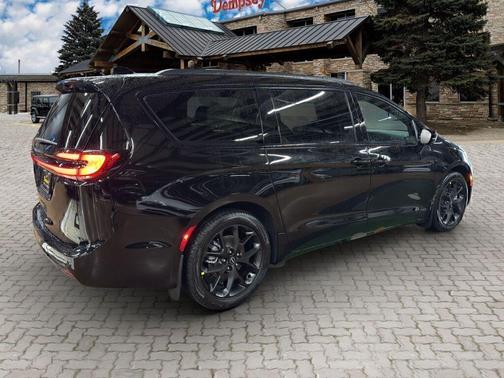 Diamond Black Crystal Pearlcoat 2026 Chrysler Pacifica L