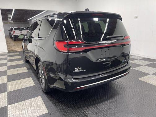 2024 Chrysler Pacifica Hybrid Select