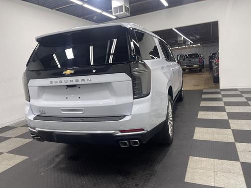 Polar White Tricoat 2026 Chevrolet Suburban High Country, 4WD