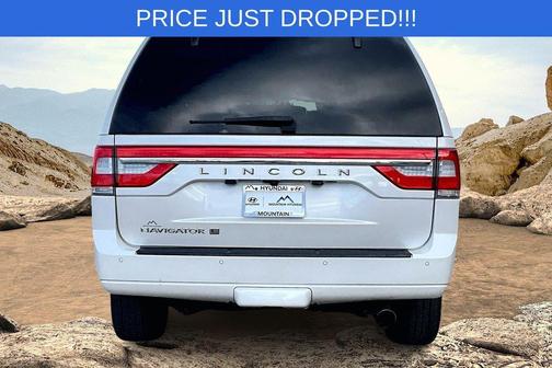 White Platinum Clearcoat 2017 Lincoln Navigator L Select