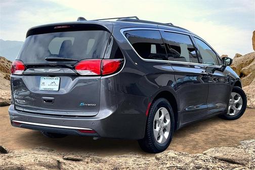 2017 Chrysler Pacifica Hybrid Premium