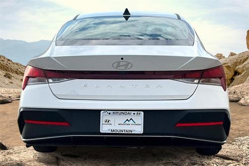 2025 Hyundai ELANTRA SE