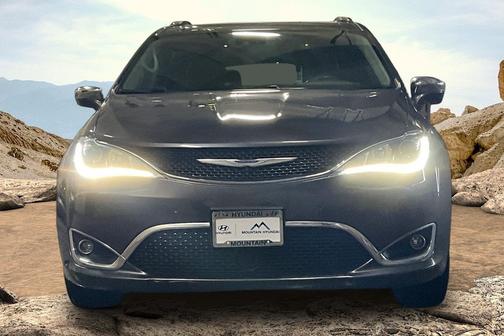 Crystal Metallic 2018 Chrysler Pacifica Limited