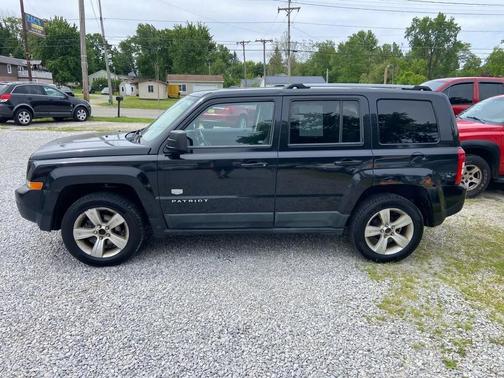 Brilliant Black Crystal Pearlcoat 2011 Jeep Patriot Latitude X