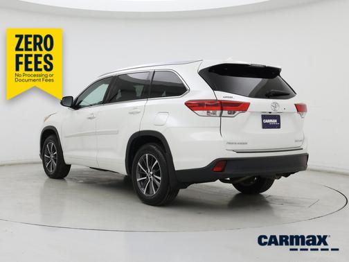 White 2017 Toyota Highlander XLE