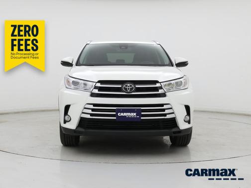 White 2017 Toyota Highlander XLE