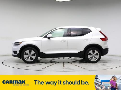 2022 Volvo XC40 T4 Momentum