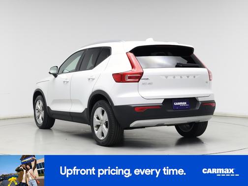 White 2022 Volvo XC40 T4 Momentum